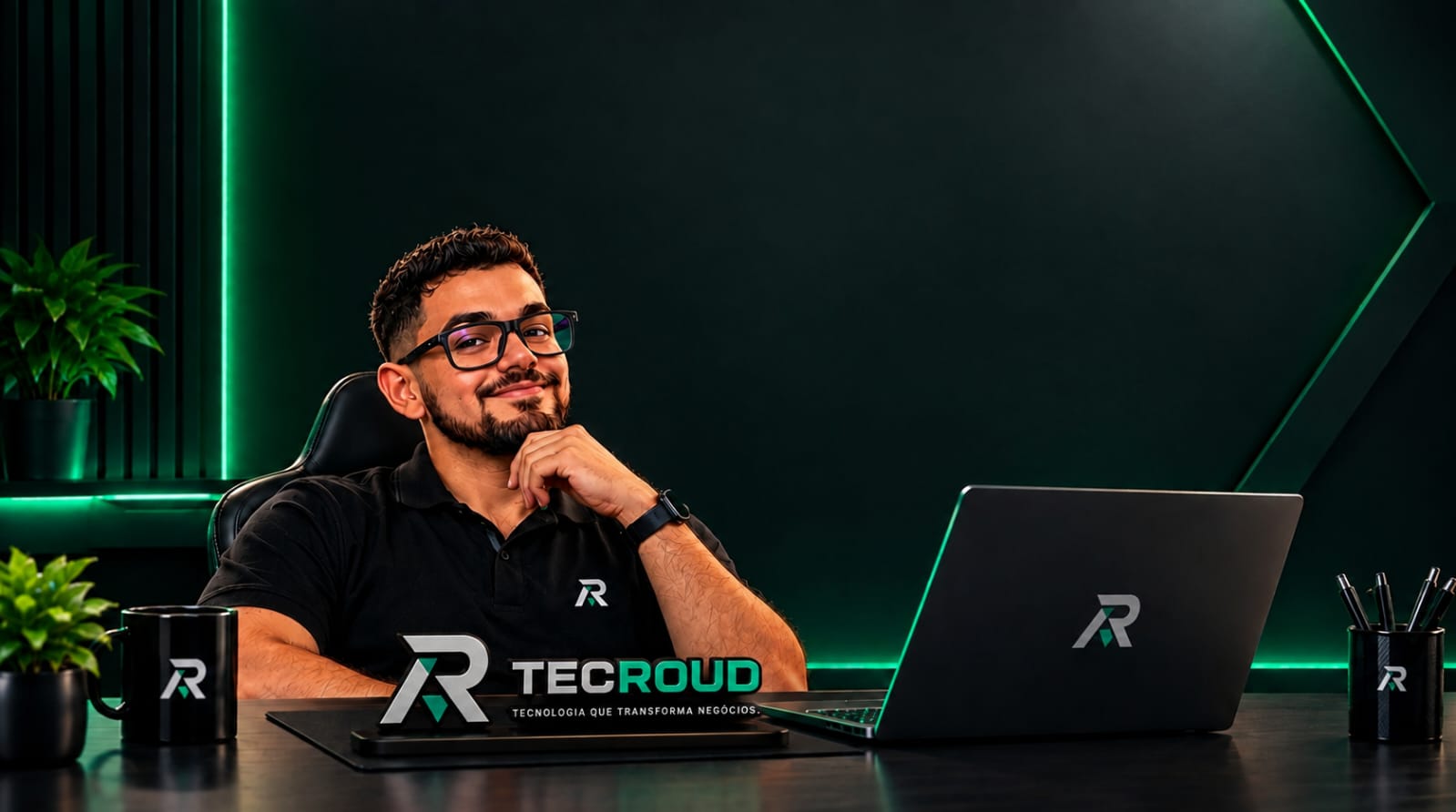 Profissional da TECROUD no escritório